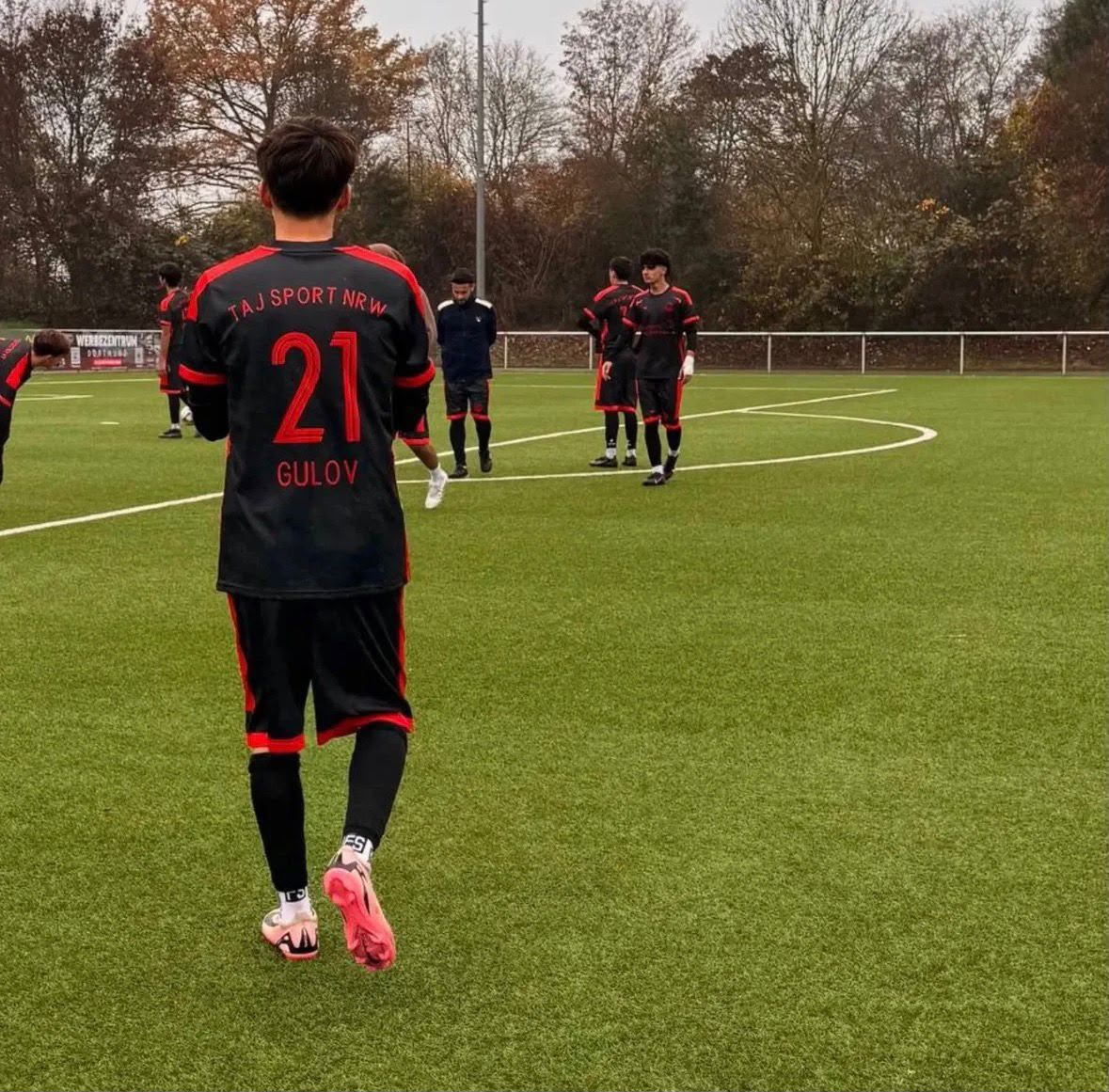 Spieler von TAJ Sport NRW im schwarzen Trikot am Spieltag