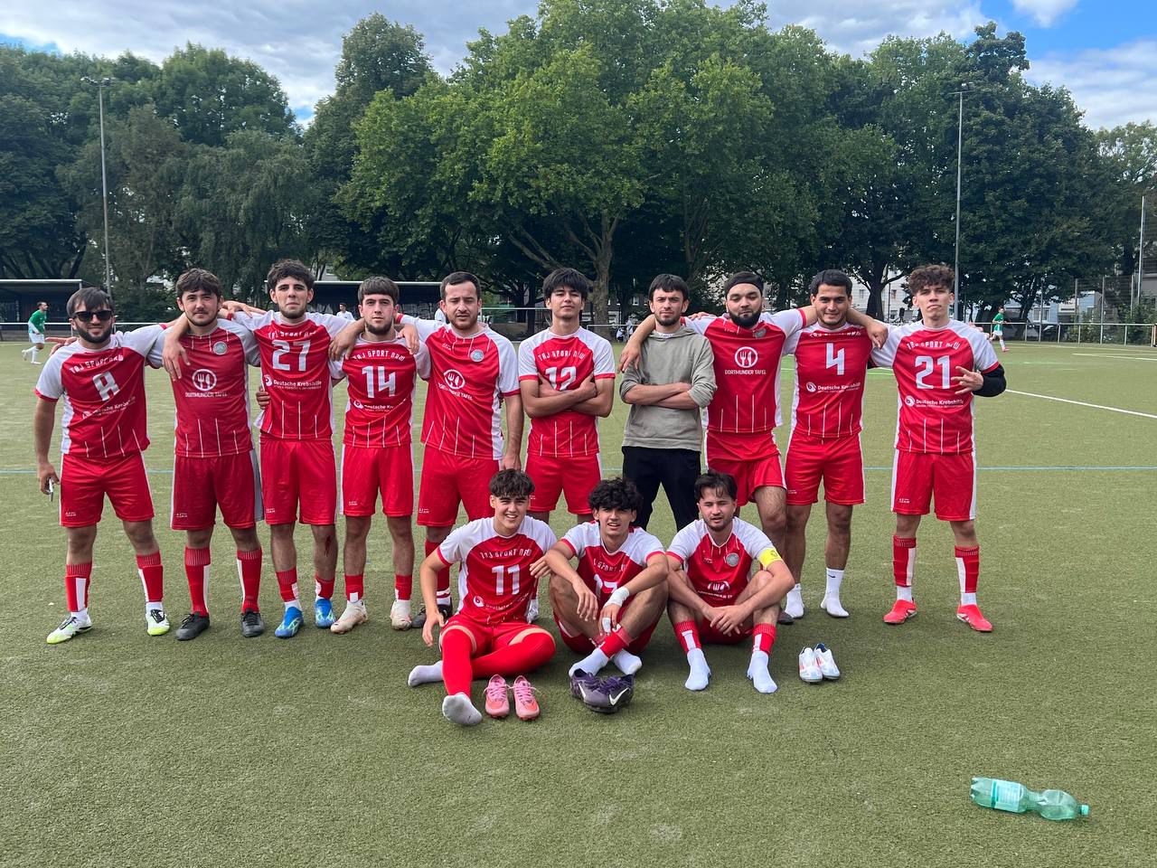 TAJ Sport NRW Team im roten Trikot